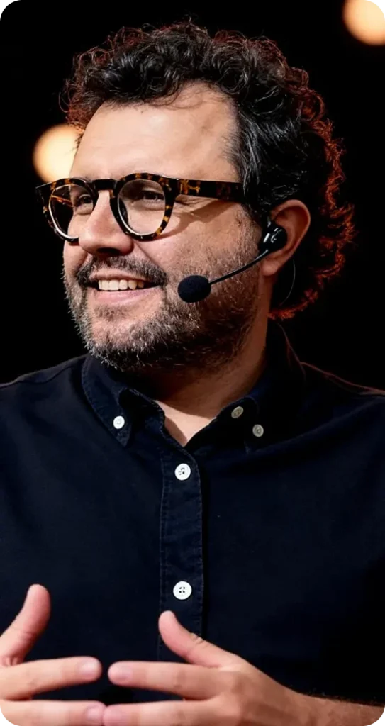 Thiago Gomide conduzindo palestra sobre história, cultura e identidade brasileira